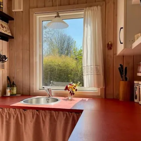 Niels' Hyggelige Sommerhus Pa Bogo Bogø By
