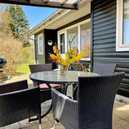 別荘 Niels' Hyggelige Sommerhus Pa Bogo Bogø By